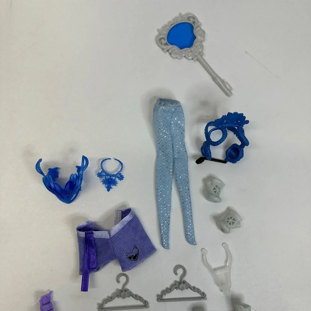 Monster High Skulltimate Secrets Abbey Bominable G3 Doll & Coffin Locker Set